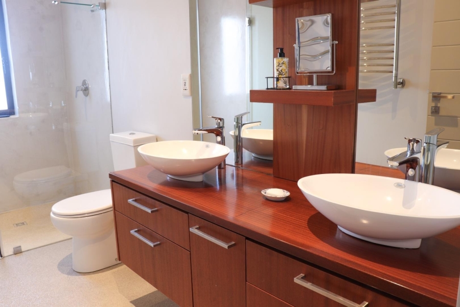 To Let 6 Bedroom Property for Rent in Voelklip Western Cape